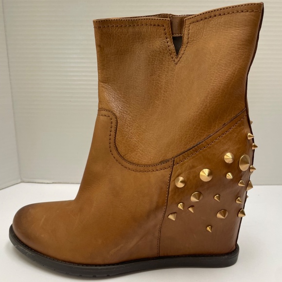 ***NIB***WEDGE BOOTIES WITH GOLD RIVETS (SZ40) - Picture 8 of 15